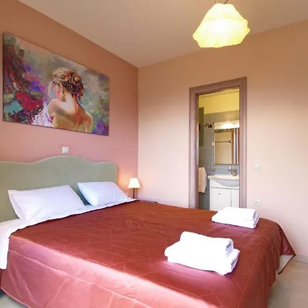Grizata Sleeps 4